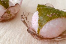 桜型の皿に乗った関西風桜餅