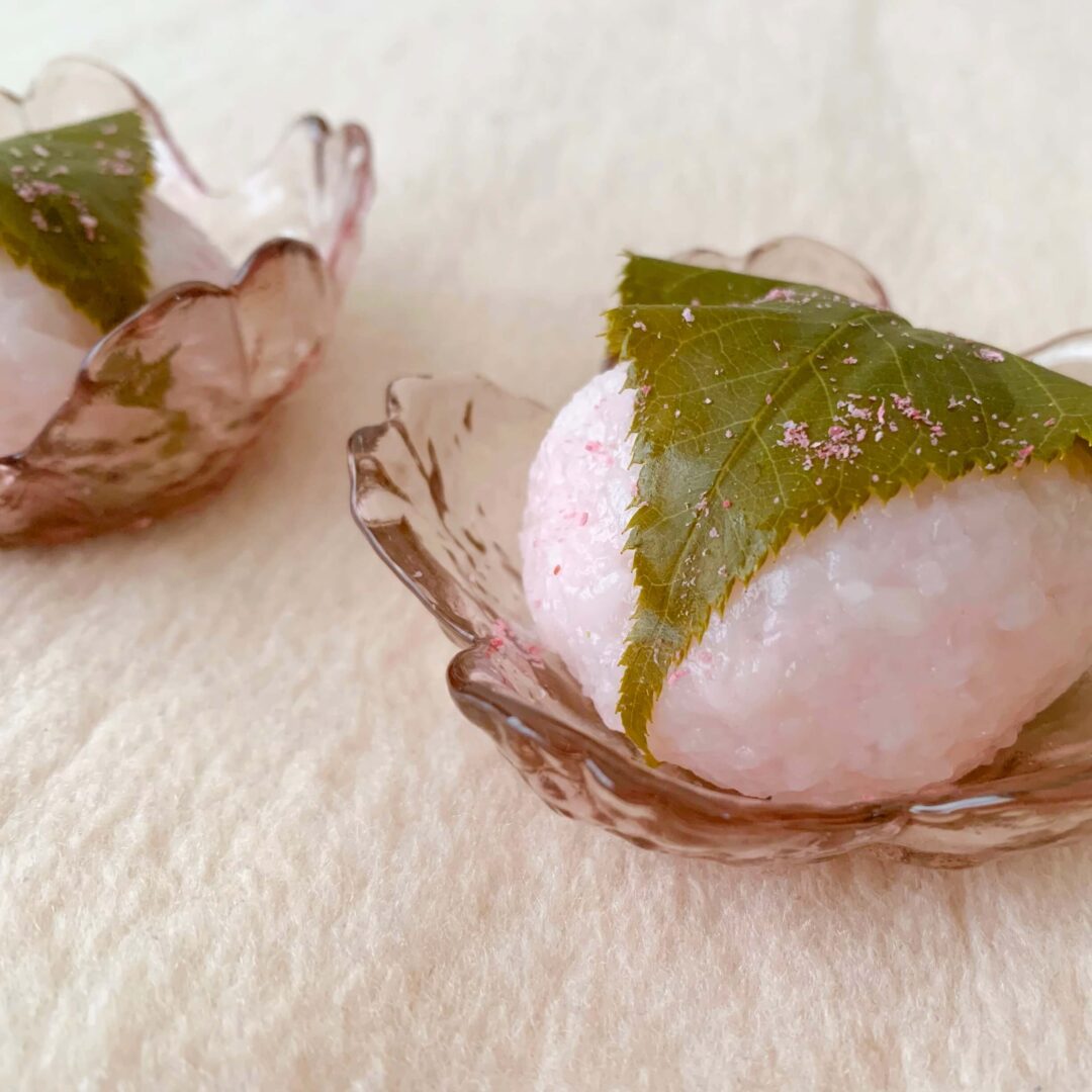 桜型の皿に乗った関西風桜餅