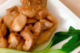 スクエア型の皿に乗った鶏の炒め物とチンゲン菜